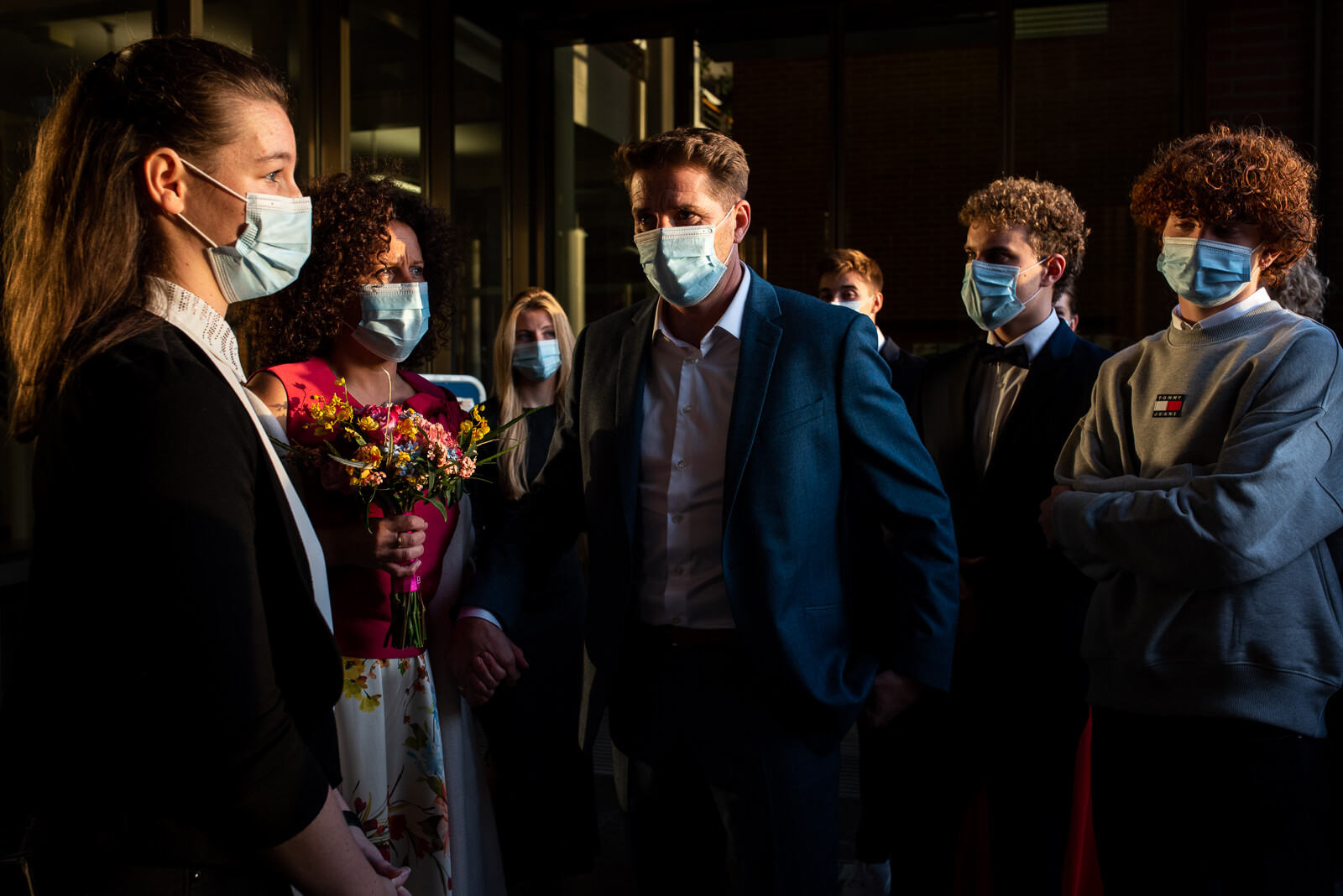 mondmaskers bij toekomen gemeentehuis tijdens huwelijk