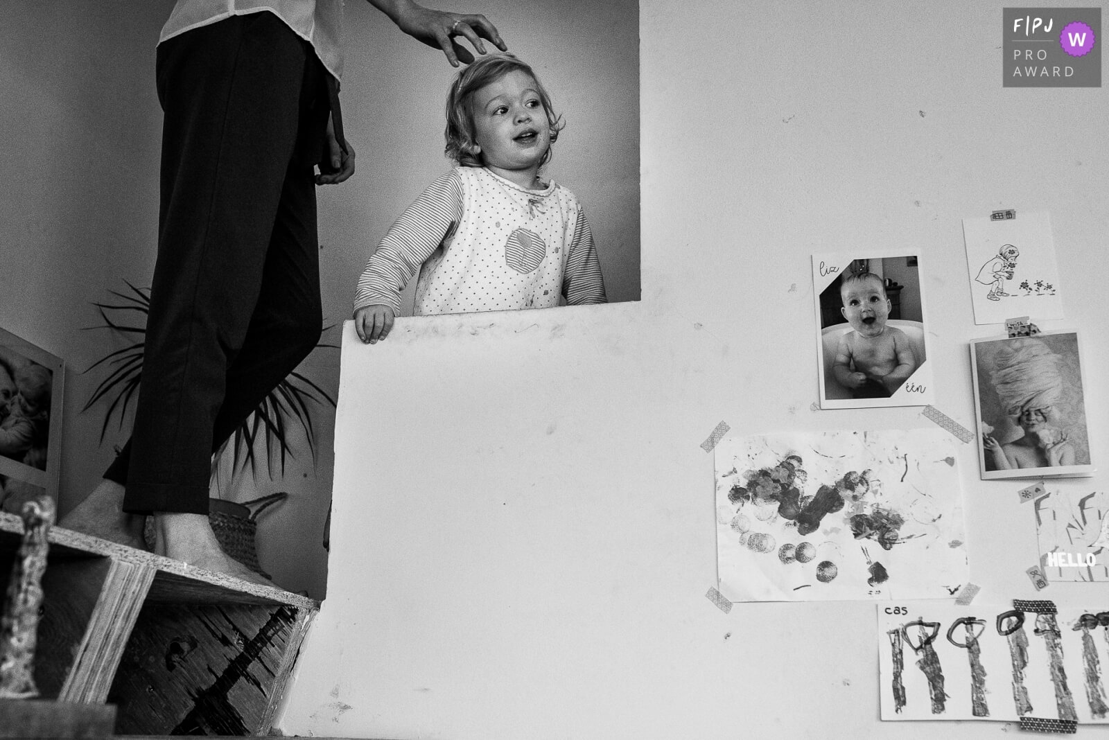 day in the life fotoreportage die toont hoe een kind samen met mama op de trap gaat