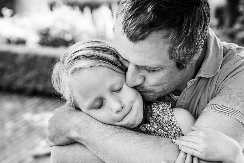 knuffel pap en dochter tijdens fotoreportage
