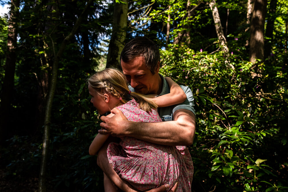 knuffel papa en dochter tijdens fotoreportage