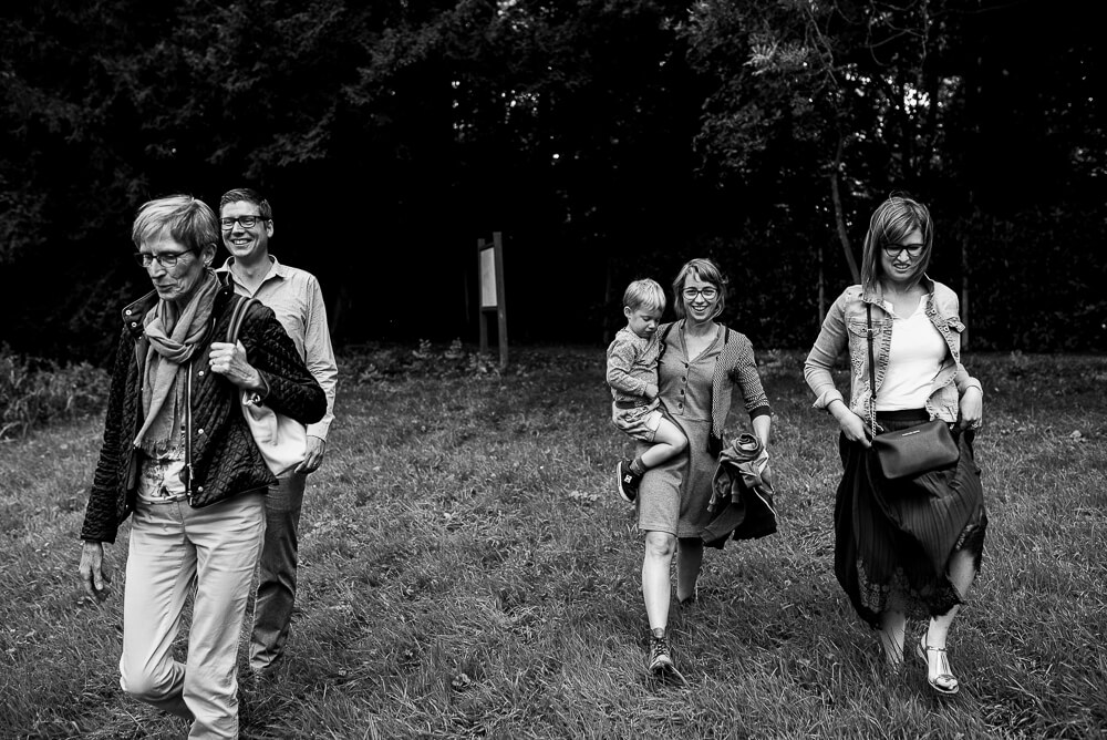 familie wandelt richting camera tijdens familiereportage