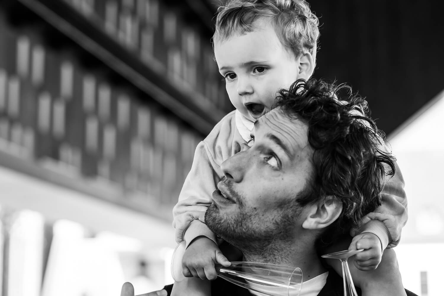 foto vader en kind door huwelijksfotograaf tijdens receptie